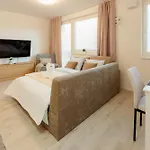 Airport With Balcony דירה ברטיסלאבה