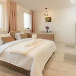 דירה Airport With Balcony *