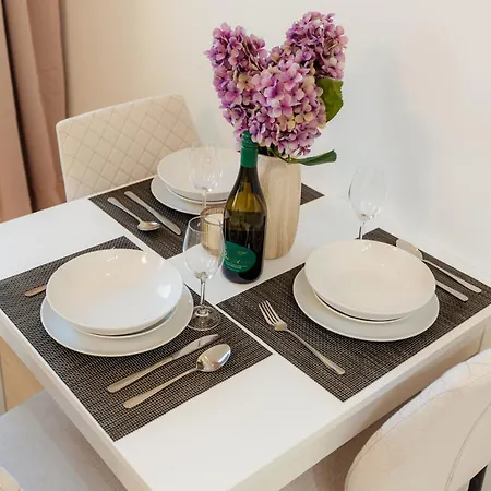 Airport With Balcony Apartamento Bratislava