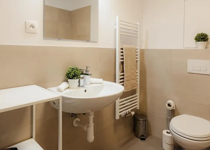 Apartment Airport With Balcony Pressburg